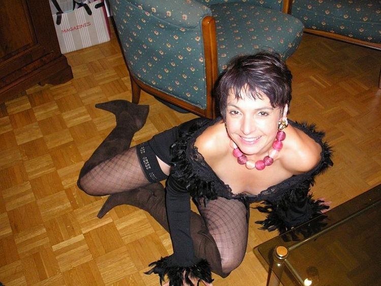 Nathalie, femme au foyer française, en lingerie et bas noirs.
 #77641791