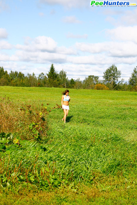 Une fille s'essuie la chatte avec de l'herbe après avoir pissé en plein air.
 #78690128