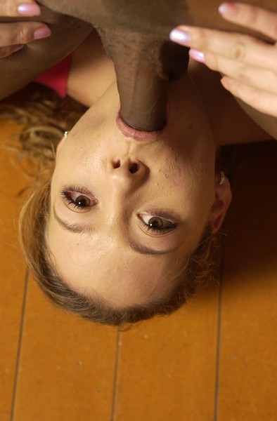 Geiles Babe liebt einen harten Ebenholz-Schwanz in ihrem Mund
 #77857540