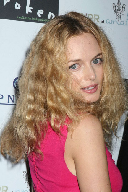 La célébrité Heather Graham montre son décolleté lisse dans une jolie robe.
 #75414003