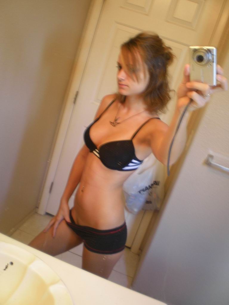 Schmutzige Teens, die ihre eigenen Bilder machen
 #73184891