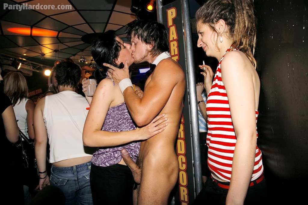 Schwanz lutschen heiße Babes in einer riesigen Sexorgie Party Aktion
 #74594862