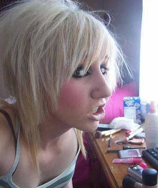 Emo Mädchen lieben es zu necken und zu streifen
 #71399954
