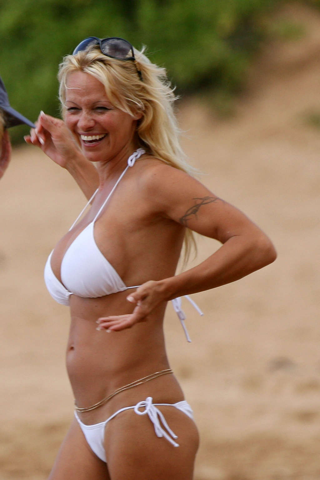 Pamela Anderson in posa sulla spiaggia e mostrando il suo bel corpo e il culo sexy molto caldo 
 #75375675