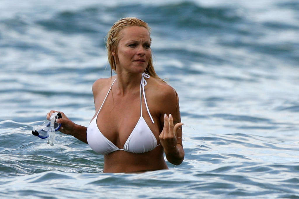 Pamela anderson posant sur la plage et montrant son beau corps et son cul sexy très sexy 
 #75375739