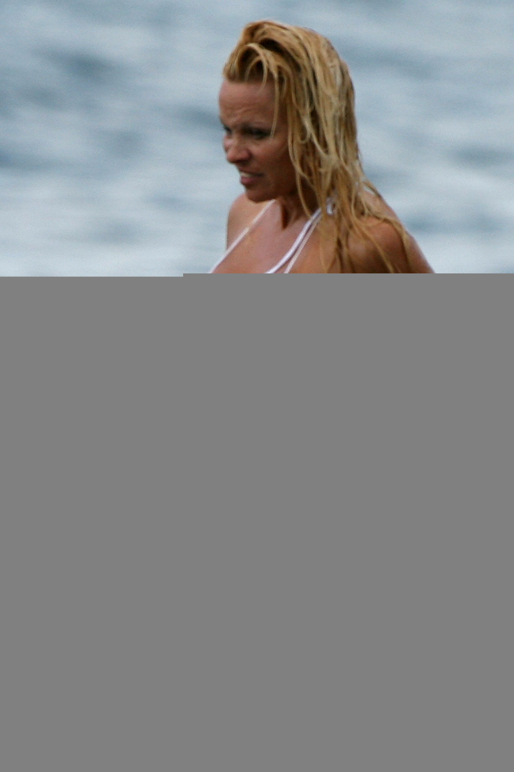 Pamela Anderson in posa sulla spiaggia e mostrando il suo bel corpo e il culo sexy molto caldo 
 #75375769