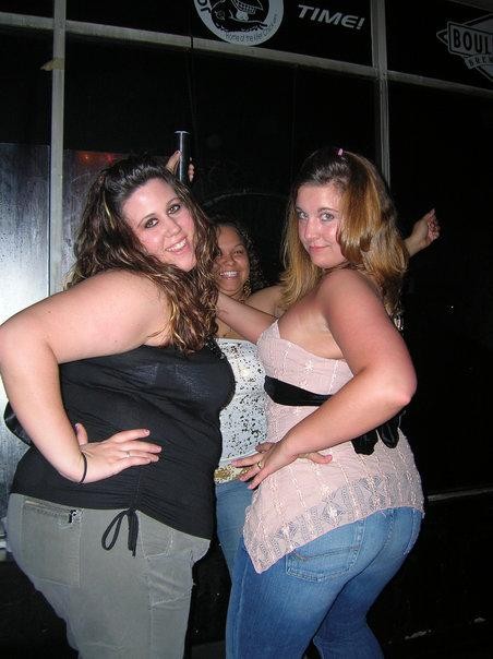 Jovencitas de dos sexos posando para una foto
 #71717583