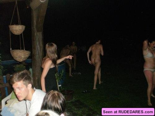 Mädchen genießen es, nackt zu sein
 #67483015