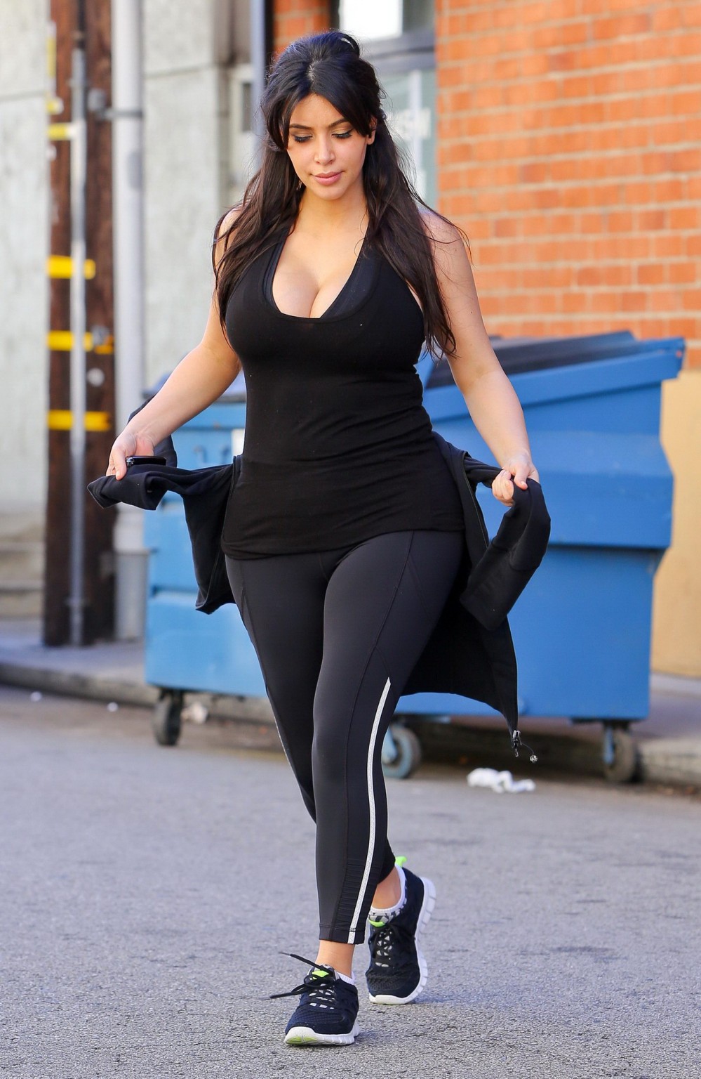 Vollbusige Kim Kardashian in Tank-Top-Strumpfhose auf dem Weg zu ihrem morgendlichen Workout im Tracy
 #75240946