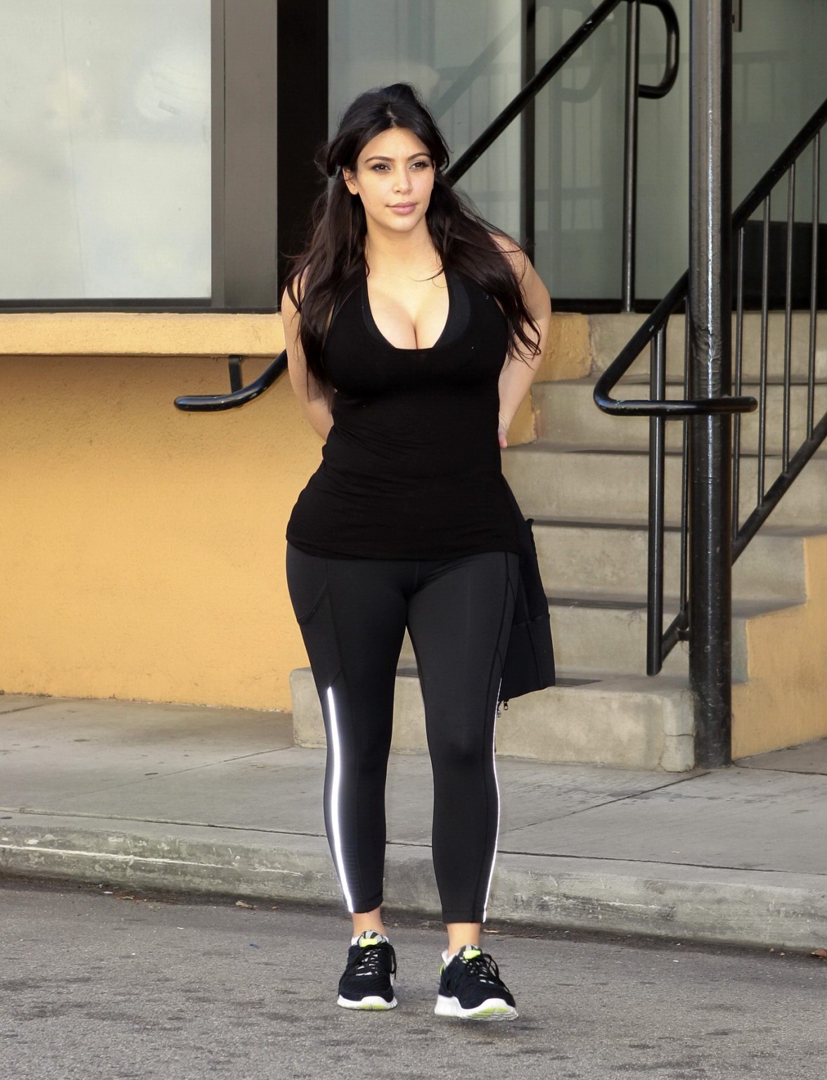 Vollbusige Kim Kardashian in Tank-Top-Strumpfhose auf dem Weg zu ihrem morgendlichen Workout im Tracy
 #75241020