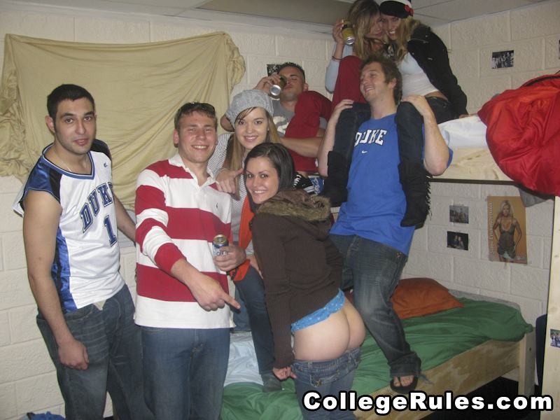 Des étudiantes amateurs ivres qui font la fête et baisent dans des dortoirs.
 #76792996