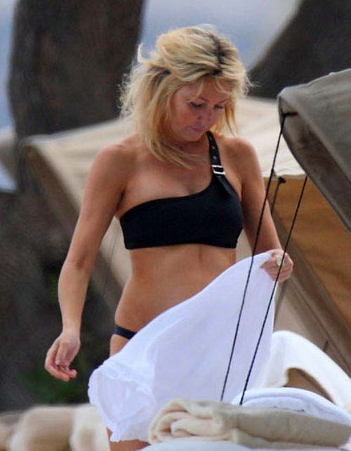 Heather locklear mostrando su cuerpo sexy y su culo caliente en bikini en la playa
 #75287075