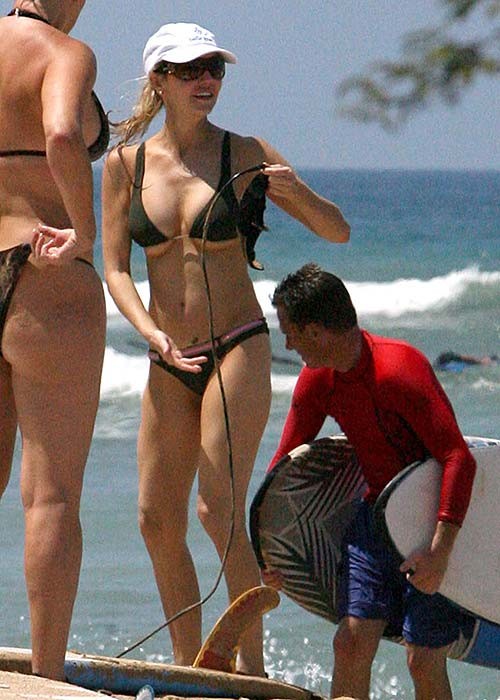 Heather locklear mostrando su cuerpo sexy y su culo caliente en bikini en la playa
 #75287088