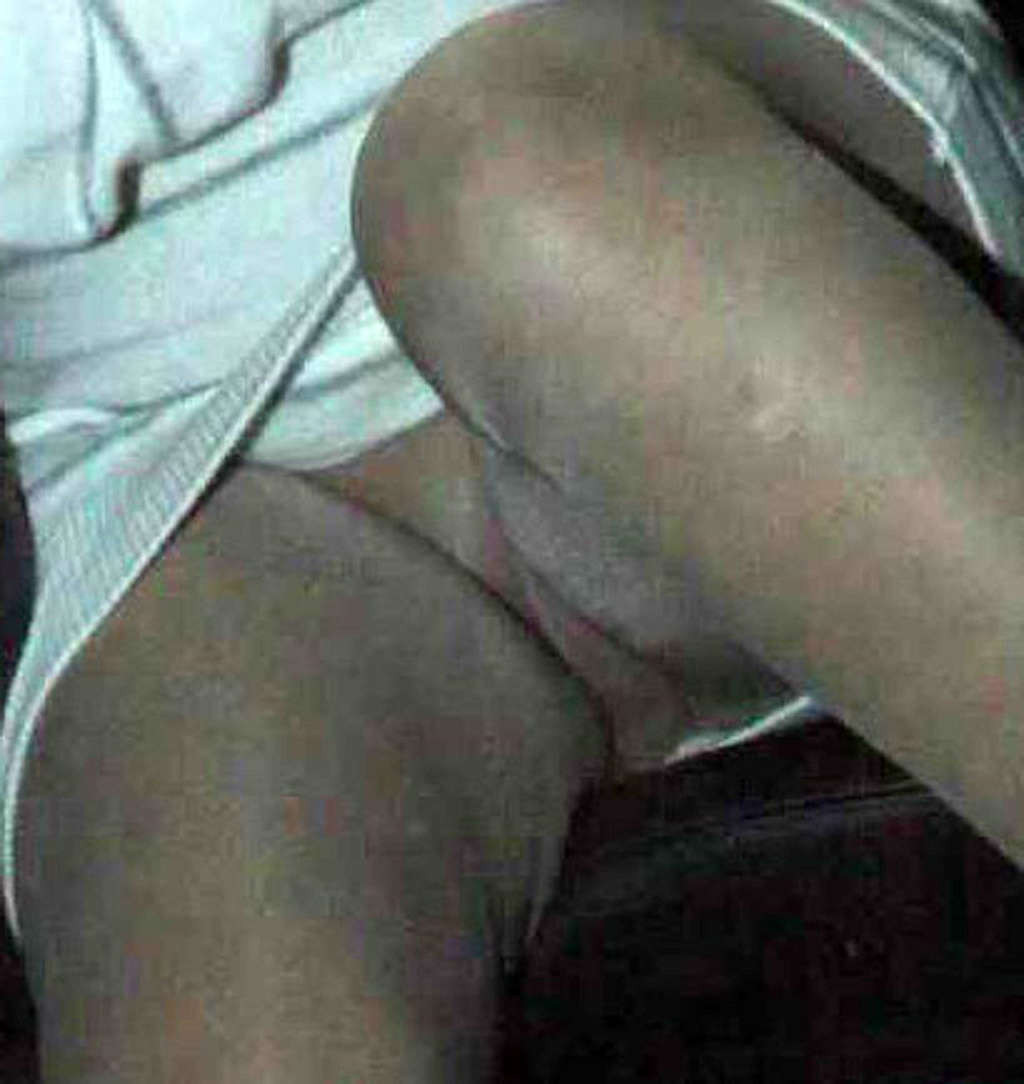 Christina aguilera très sexy et chaude en mini-jupe et photos de glissement de tétons
 #75326049
