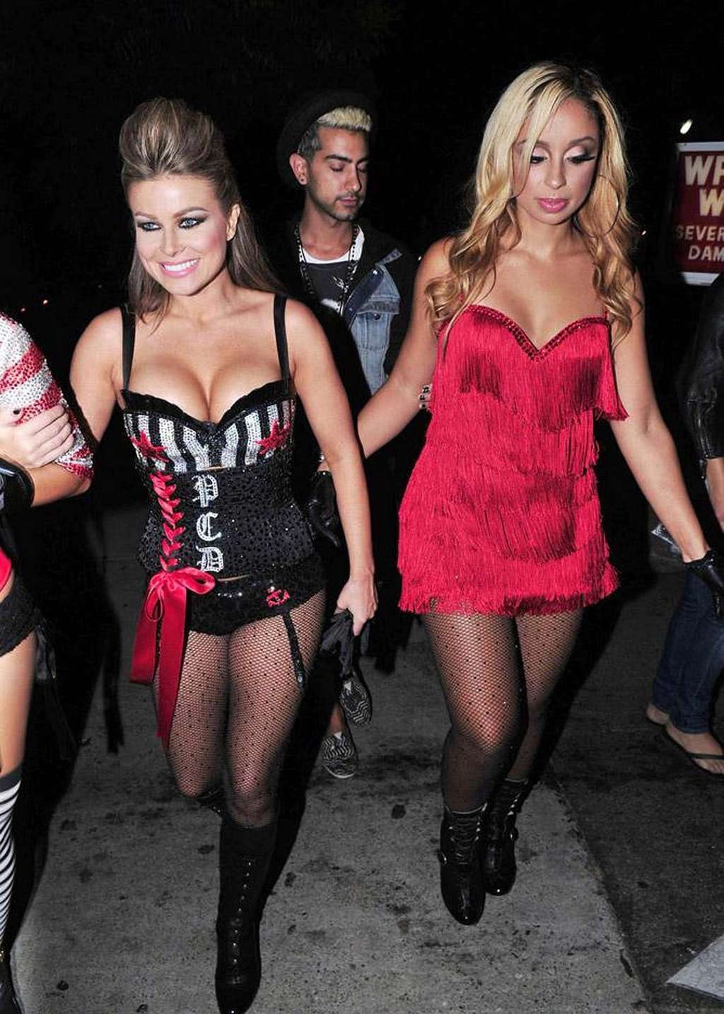 Carmen electra luciendo sexy y caliente en medias de red en público y exponiendo 
 #75334855