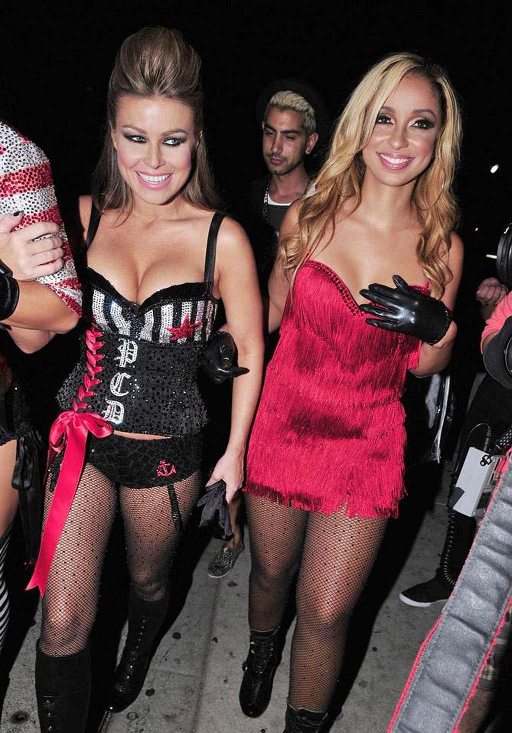 Carmen electra luciendo sexy y caliente en medias de red en público y exponiendo 
 #75334875