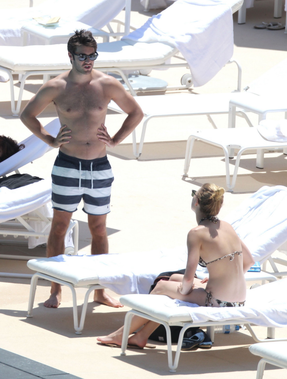 Emily vancamp en bikini con estampado de serpiente acariciando con su novio junto a la piscina en monac
 #75259937