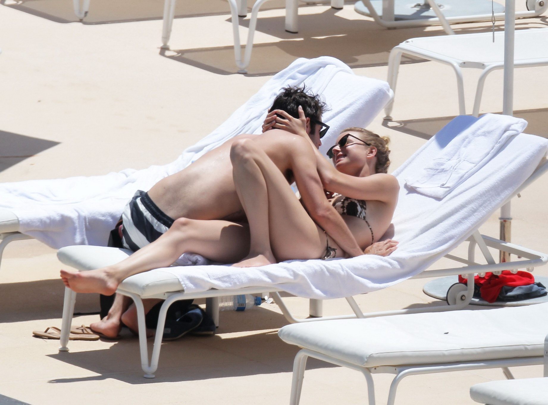 Emily vancamp en bikini con estampado de serpiente acariciando con su novio junto a la piscina en monac
 #75259955