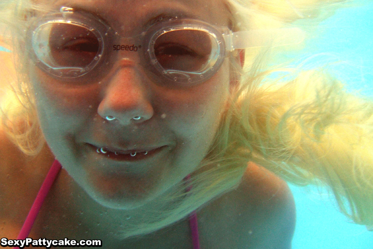 Unterwasseraufnahmen der vollbusigen Pattycake, die ihr Bikinioberteil und -unterteil herunterzieht
 #67306886