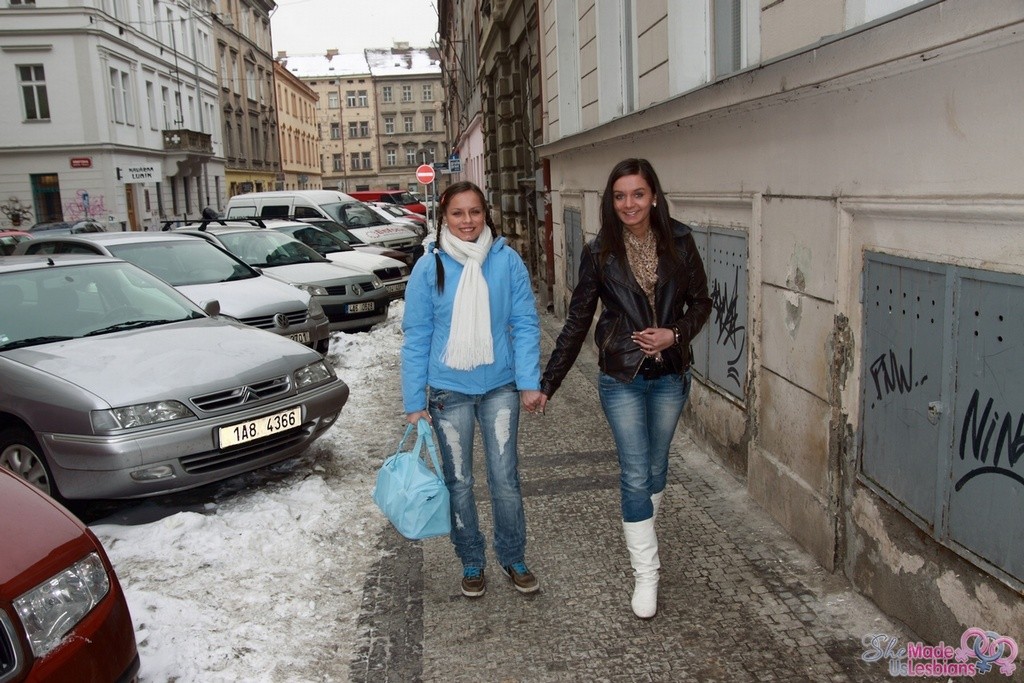 オードリーがロレインと情熱的なキスをする。
 #77019431