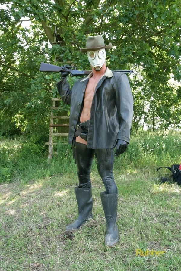 野外でガスマスクを被った男にファックされる変態ラバー・スラット
 #73238688