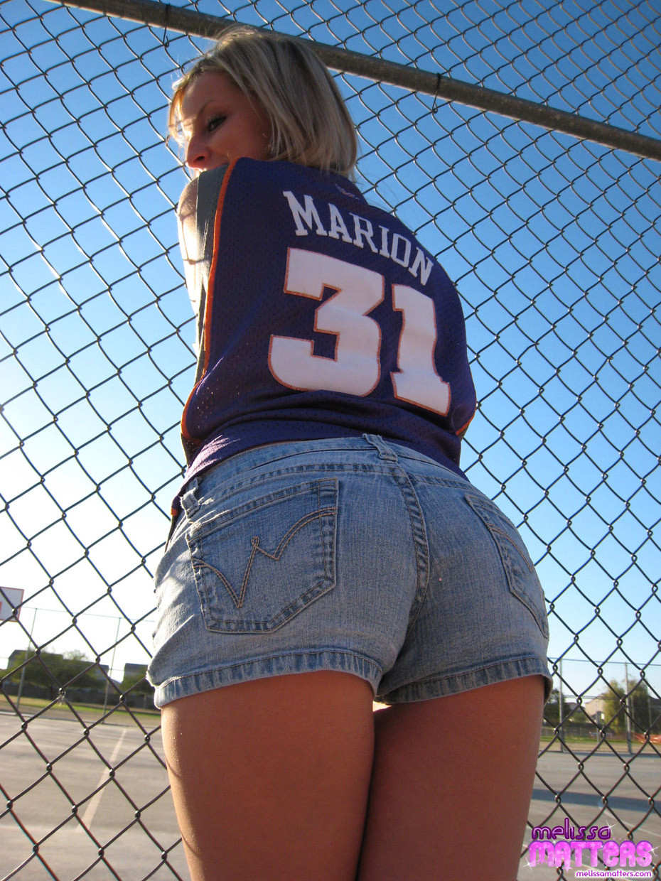 Cute teen Melissa and her lovely body getting a little naughty at the basketball #70419593