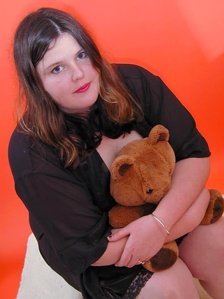 Chubby fettige Teen mit ihrem Teddybär
 #75587837