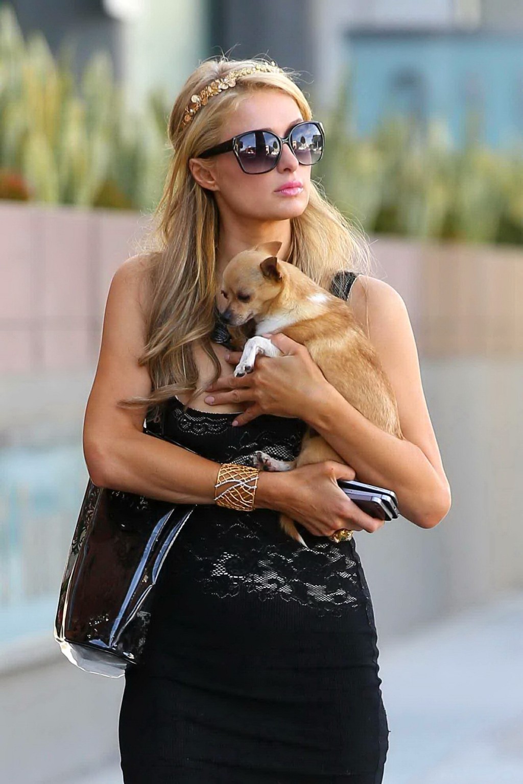 Paris Hilton mostra un'enorme scollatura indossando un abito scollato a Los Angeles
 #75199173