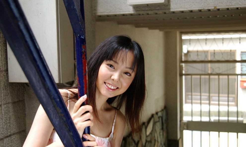 Yui hasumi, mannequin asiatique adolescente, montre ses seins et sa chatte poilue.
 #69887236