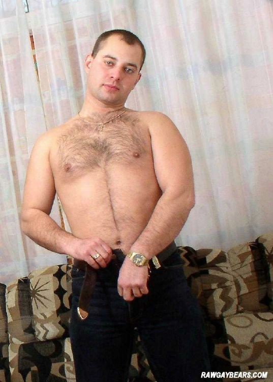 Masculino peludo gay posando en el entrenador en casa
 #76982876