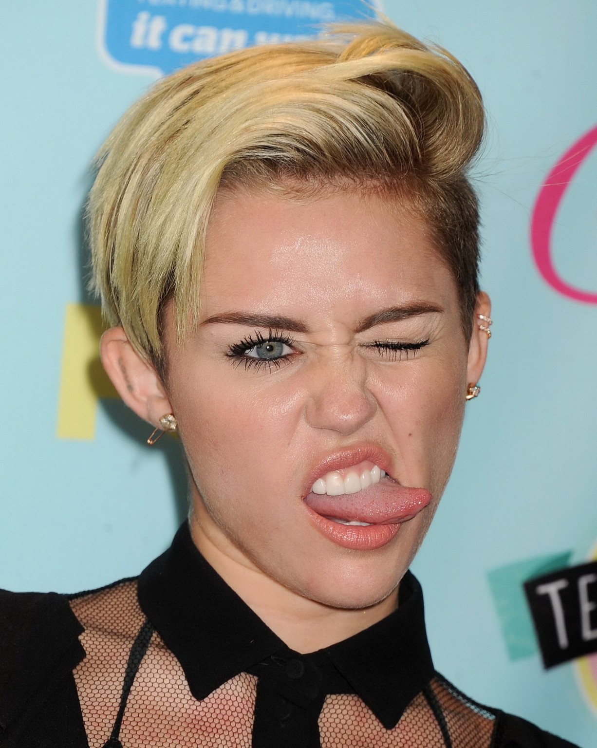 Miley cyrus portant un soutien-gorge en cuir noir et une jupe mikro aux teen choice awards 2013
 #75221920