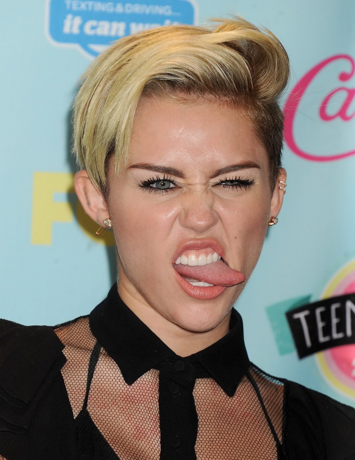 Miley cyrus indossa reggiseno in pelle nera e gonna mikro al 2013 teen choice awards
 #75221927
