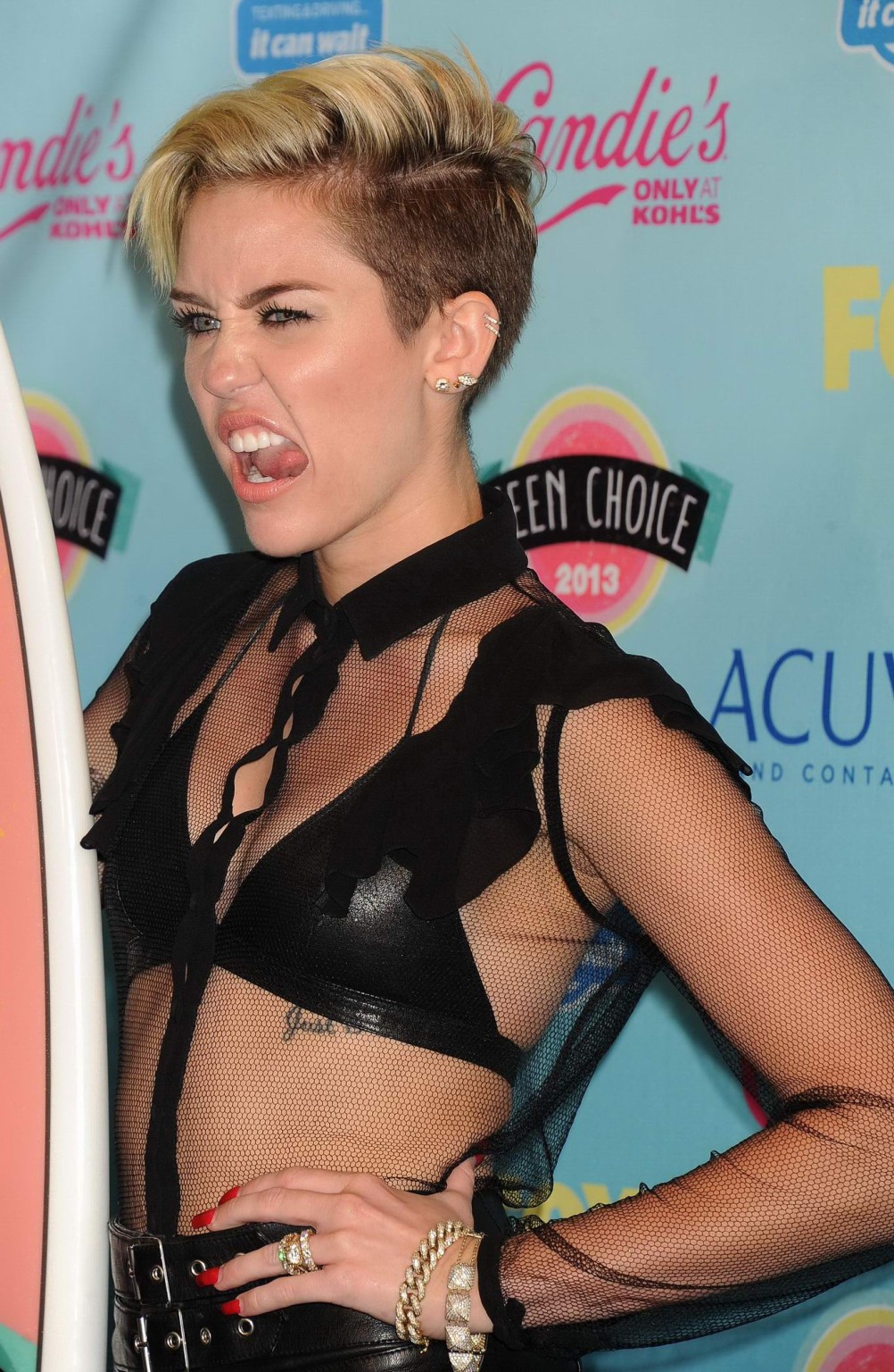 Miley Cyrus wearing black leather bra and mikro skirt at 2013 Teen Choice awards #75221940