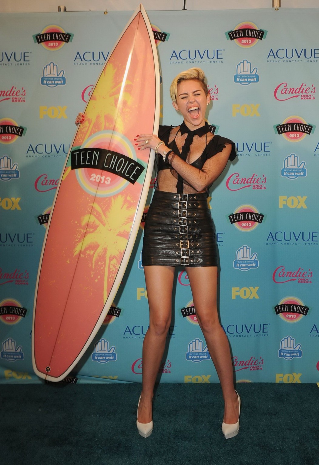 Miley Cyrus wearing black leather bra and mikro skirt at 2013 Teen Choice awards #75221945