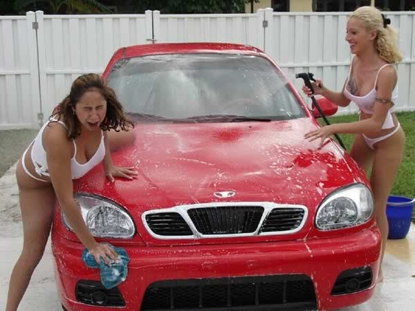 Due ragazze dilettanti che giocano e lavano una macchina
 #74098112