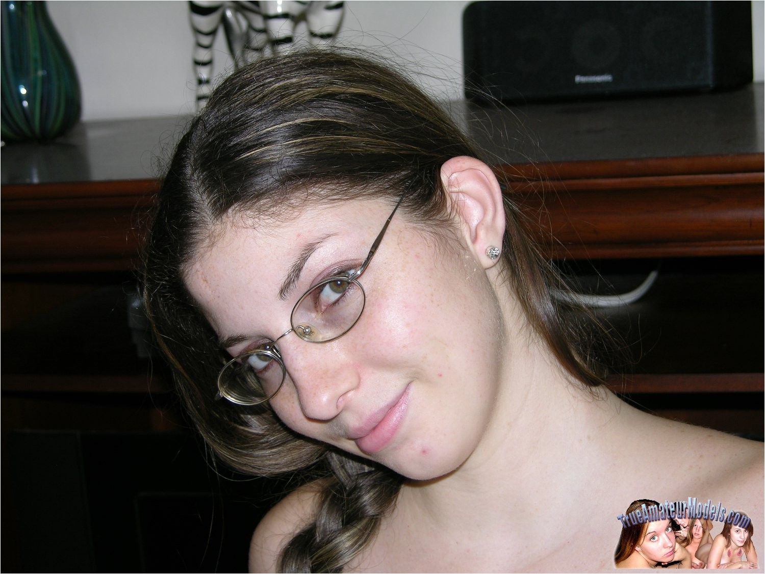 眼鏡をかけた素人ブルネットのそばかす顔のティーン
 #67316565