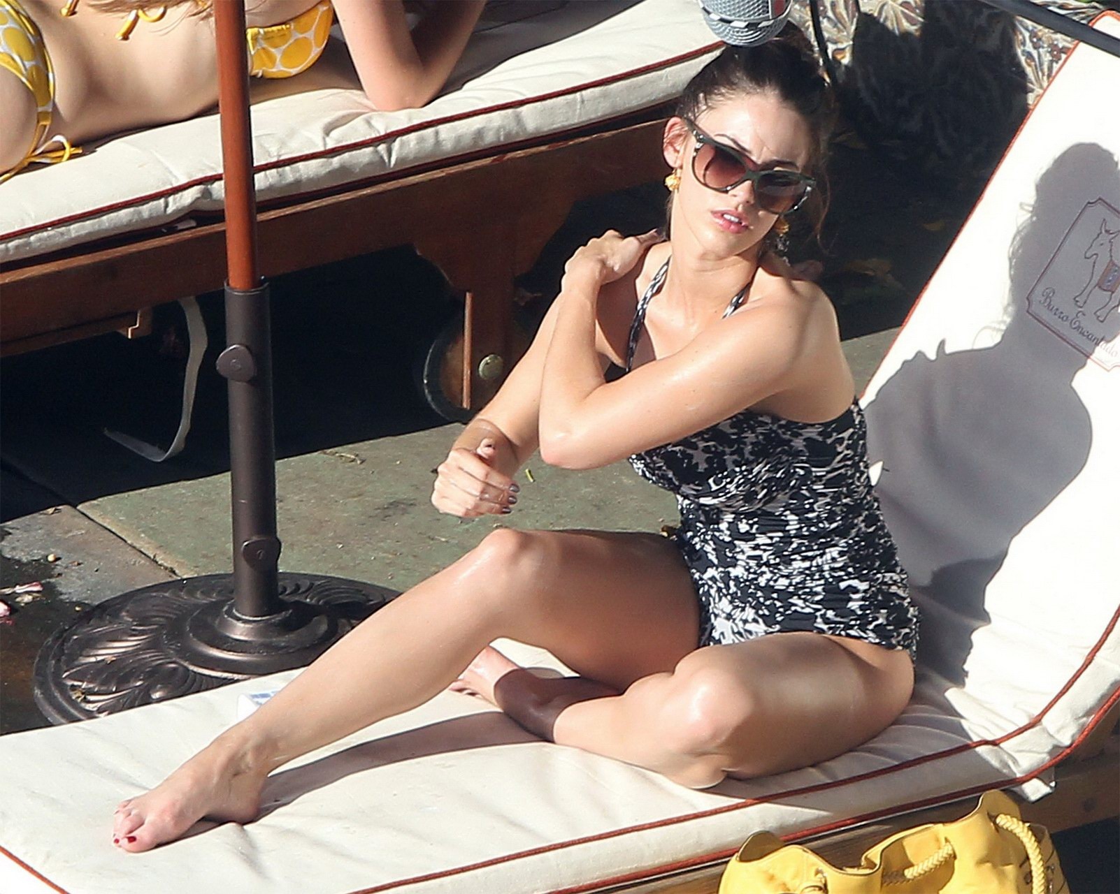 Jessica lowndes vollbusig im knappen Badeanzug am Set von 90210
 #75320105