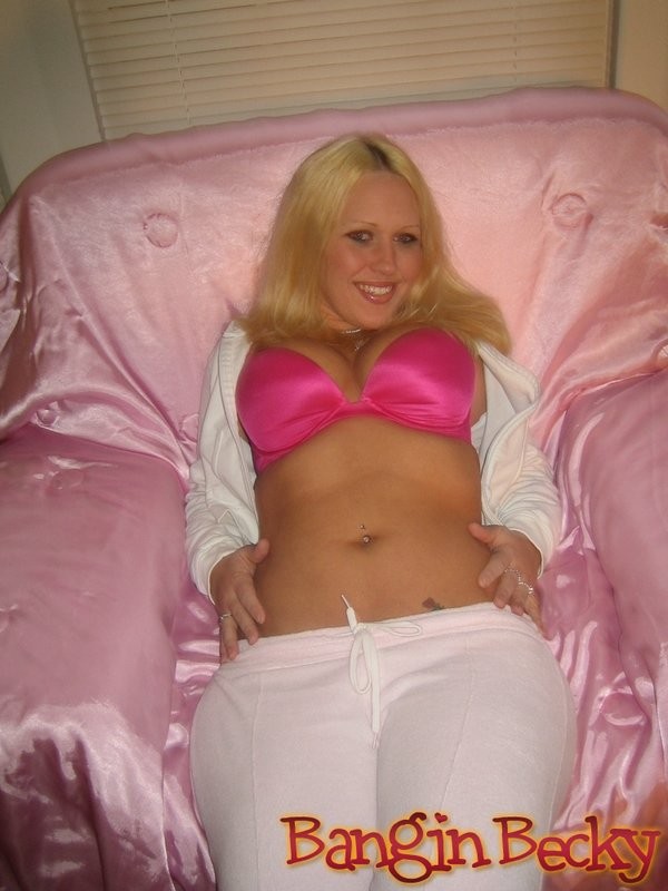 Becky macht sich auf einem rosa Stuhl nackig
 #75499269
