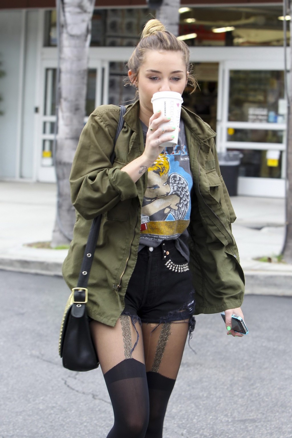 Miley Cyrus portant des bas et des bottes de motard devant un café à Hollywood
 #75274243