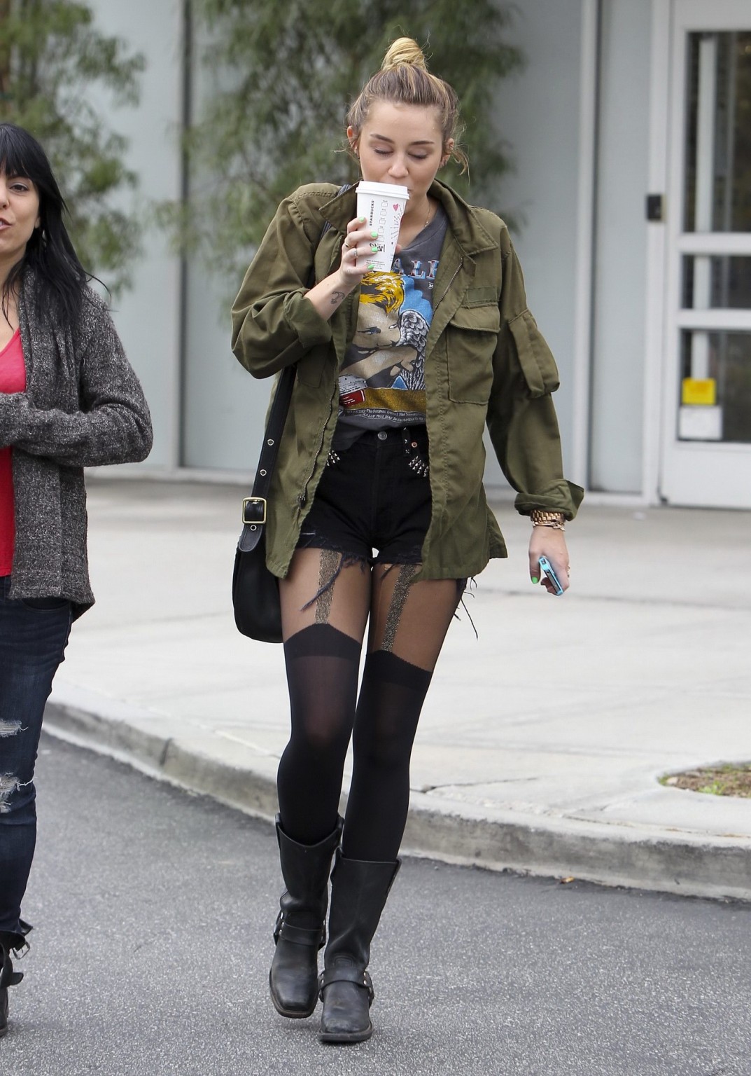 Miley Cyrus portant des bas et des bottes de motard devant un café à Hollywood
 #75274251