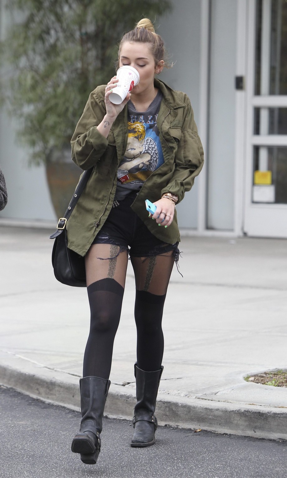 Miley Cyrus portant des bas et des bottes de motard devant un café à Hollywood
 #75274272