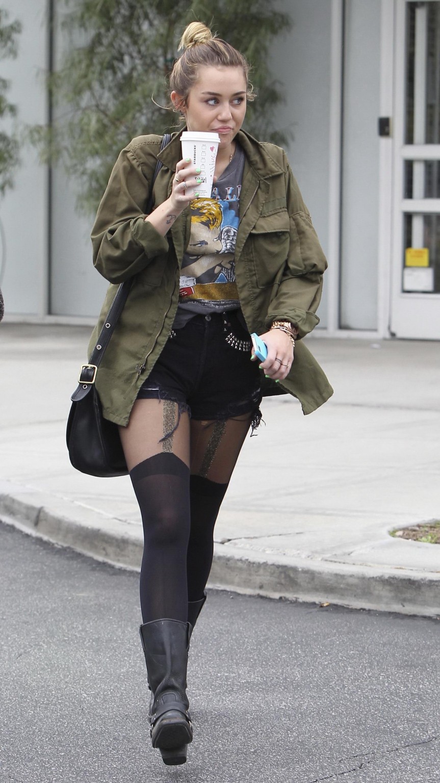 Miley Cyrus portant des bas et des bottes de motard devant un café à Hollywood
 #75274280