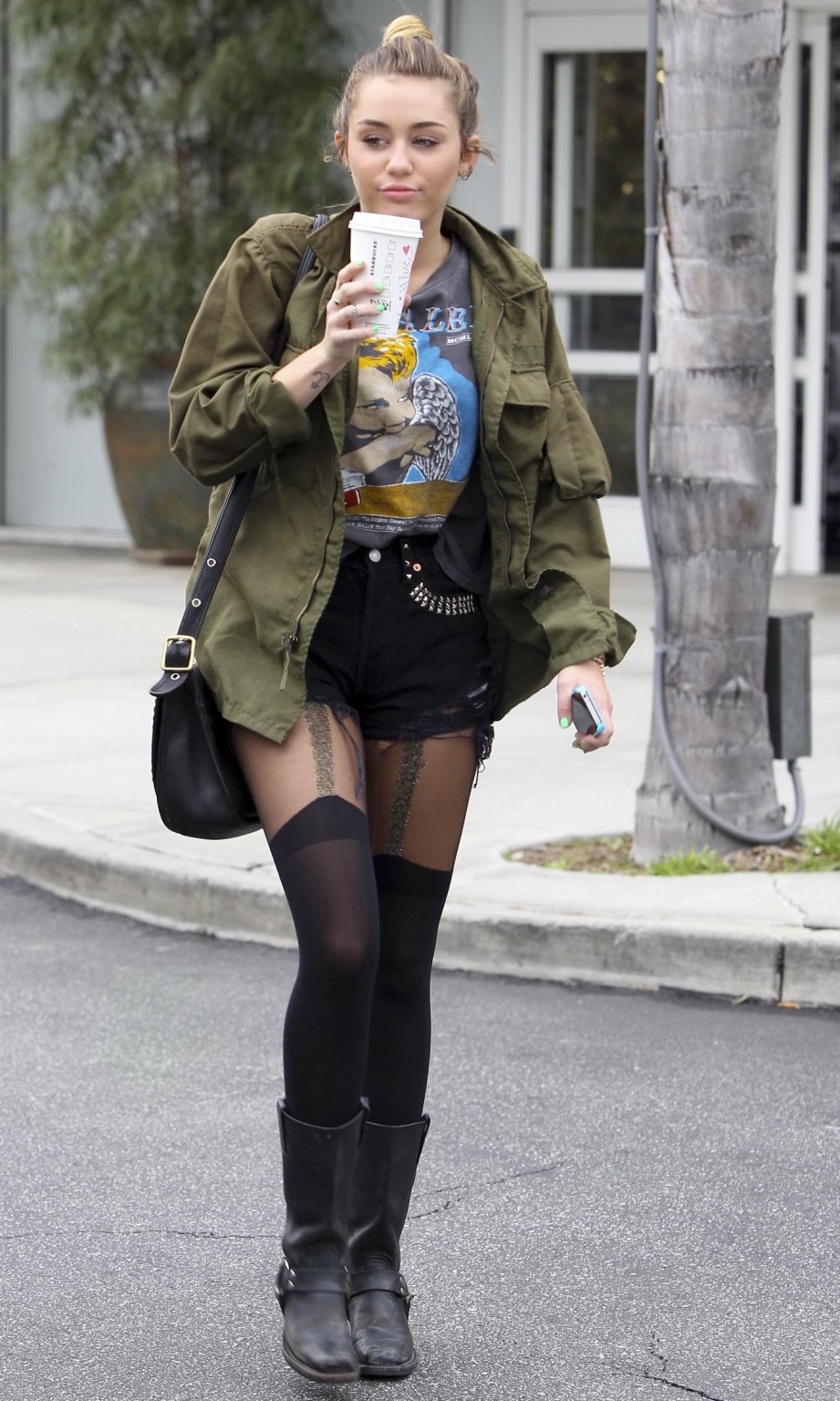 Miley Cyrus portant des bas et des bottes de motard devant un café à Hollywood
 #75274284