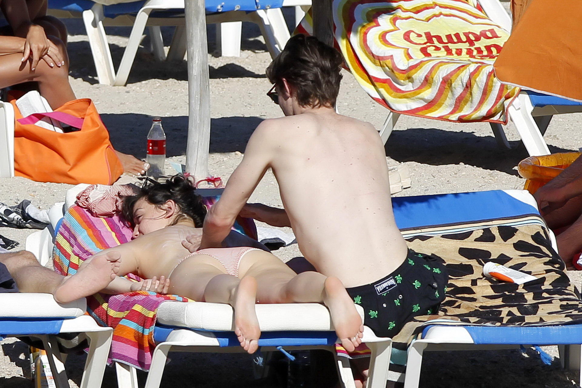 Daisy Lowe, seins nus, bronzant ses gros seins sur la plage d'Ibiza.
 #75334921