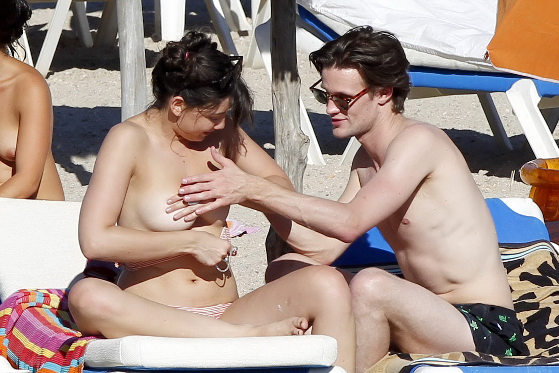 Daisy Lowe, seins nus, bronzant ses gros seins sur la plage d'Ibiza.
 #75334936