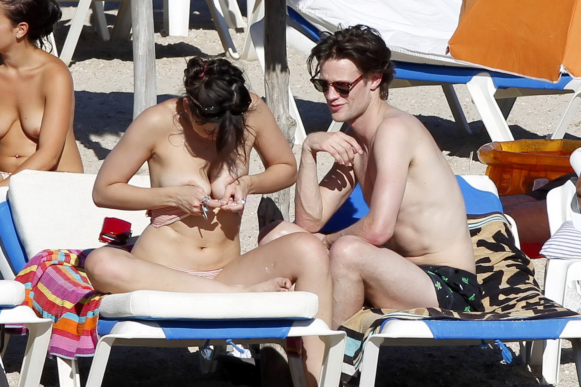 Daisy Lowe, seins nus, bronzant ses gros seins sur la plage d'Ibiza.
 #75334942