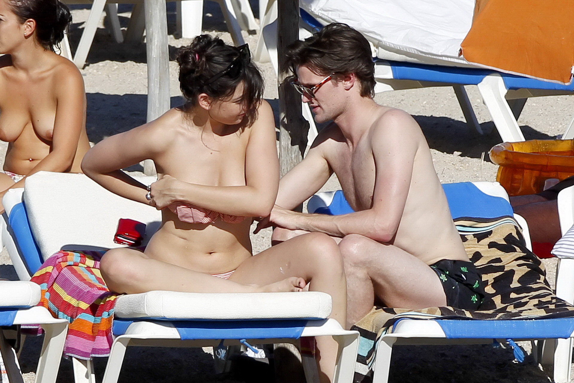 Daisy Lowe, seins nus, bronzant ses gros seins sur la plage d'Ibiza.
 #75334960