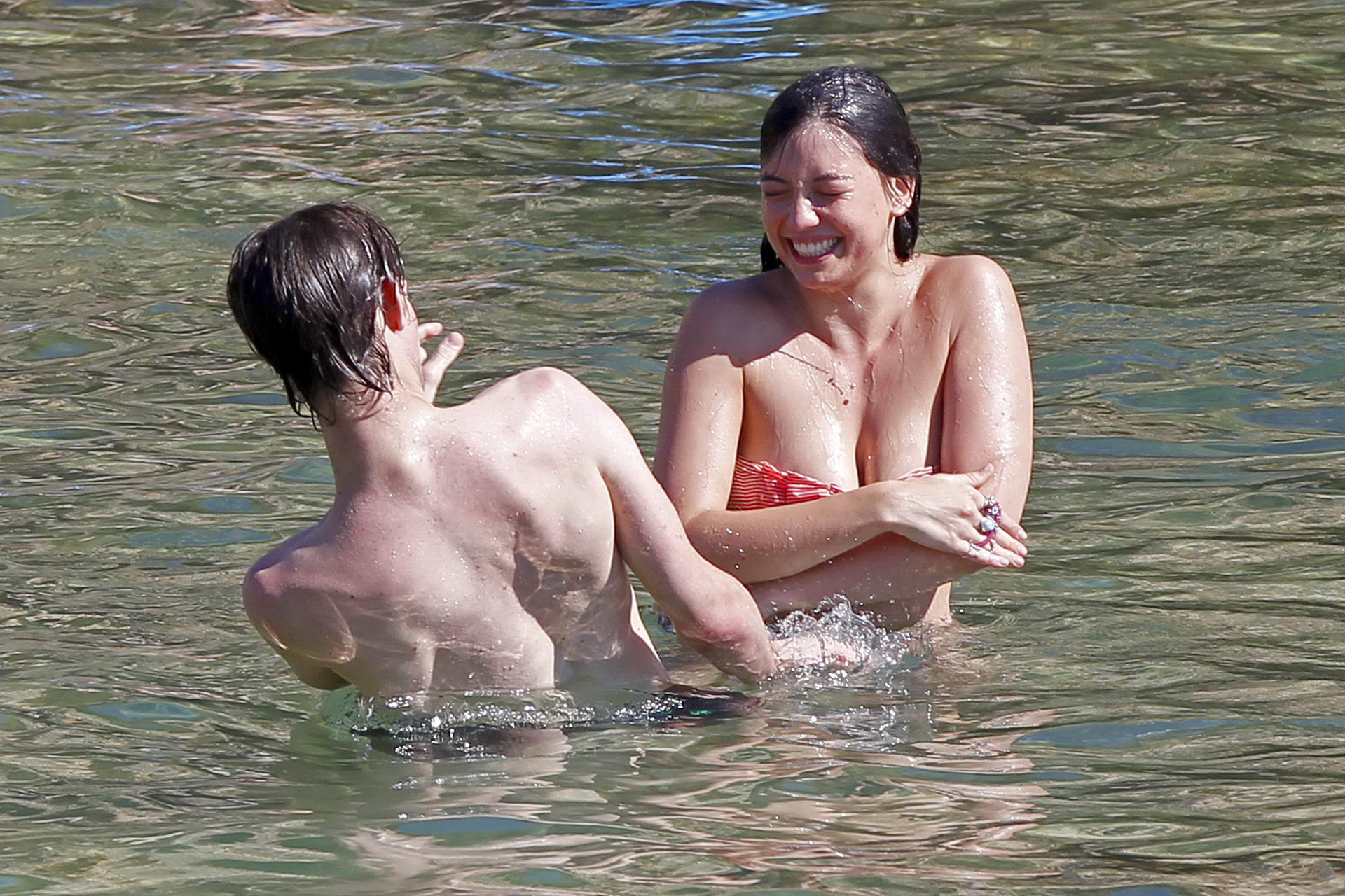 Daisy Lowe, seins nus, bronzant ses gros seins sur la plage d'Ibiza.
 #75335010