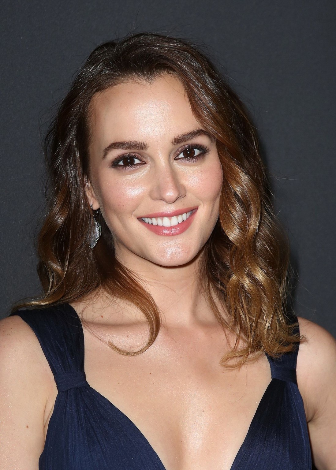 Leighton meester sans soutien-gorge montrant un énorme décolleté au broadway
 #75198551