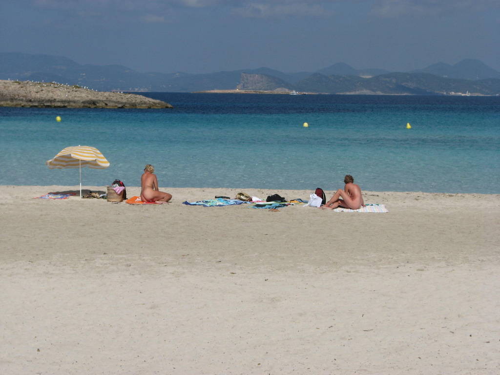 Giovani amici nudisti nudi insieme in spiaggia
 #72257359